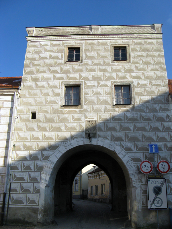 Slavonice psaníčka na domech na Horním náměstí