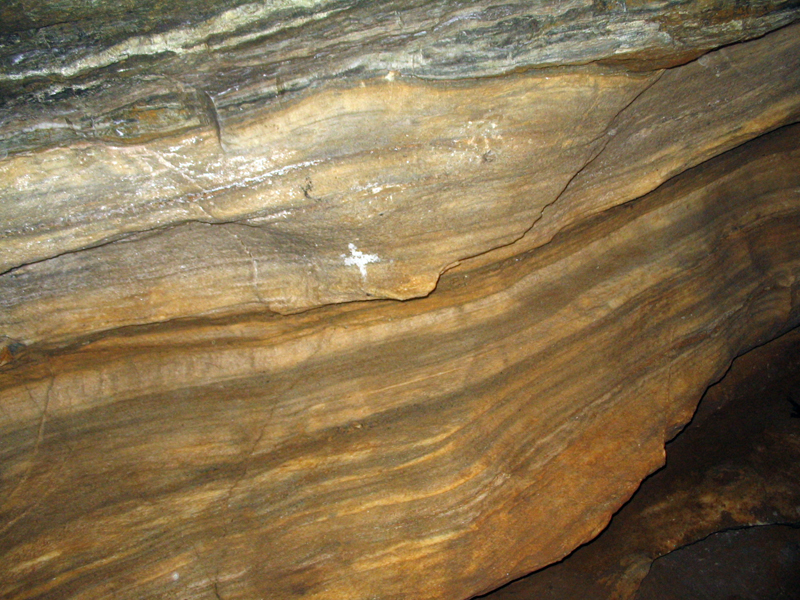 Chýnovská jeskyně - vrstvy usazení hornin