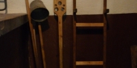 Tradiční nástroje u klihové nádrže