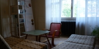 V této místnosti Jurkovič nabízel nábytek k prodeji