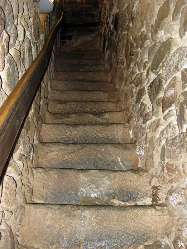 Zvíkov - úzké schodiště