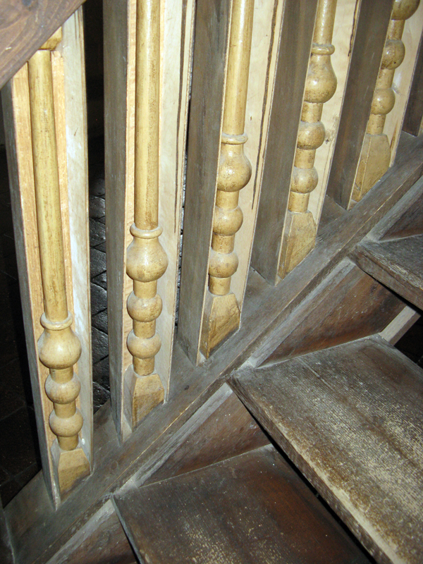 Zvíkov - dřevěné roubení u schodů