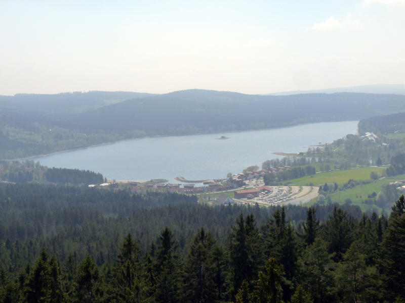 09-stezka-lipno-pohled-k-parkovisti