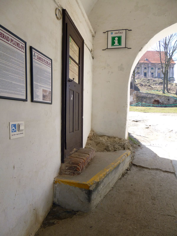 Zámek Plumlov - vstup do zámku - infocentrum
