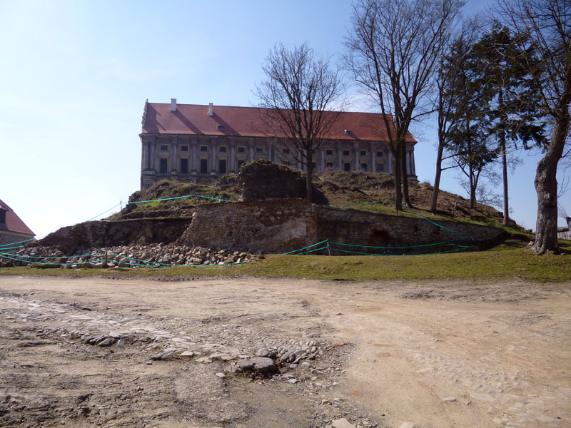 Zámek Plumlov - zámecké nádvoří - a zřícenina hradu