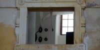 Zámek Plumlov - budova zámku - pohled oknem